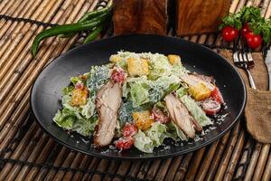 César salada com frango e romano foto