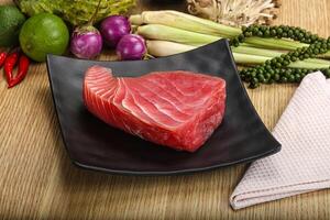 cru fresco atum bife para grade foto