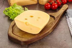 gourmet maasdam queijo com orifício foto