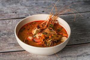 tailandês tradicional cozinha - tom yum sopa foto