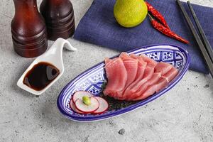 japonês cozinha - fatiado atum sashimi foto