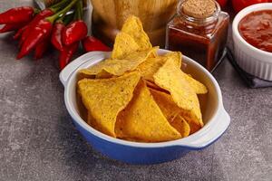 mexicano milho nachos salgadinhos com salsa foto