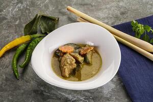tailandês verde Curry sopa com manjericão foto