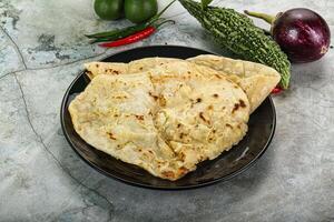 indiano tandori pão - naan com queijo foto