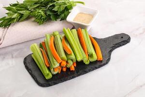 vegano cozinha - dietético salsão e cenoura tiques foto
