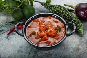 tailandês vermelho Curry com camarão foto