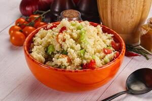 vegano cozinha cuscuz com legumes foto