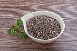 sementes de chia dietéticas na tigela foto