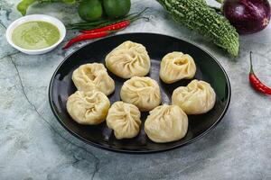 nepalês cozido no vapor dumplings momo com sause foto