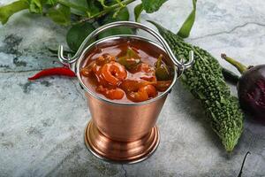 tailandês vermelho Curry com camarão foto