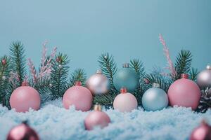 festivo Natal enfeites aninhado dentro neve com uma legal azul fundo foto