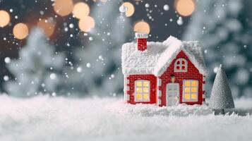 Natal miniatura com casa e abeto floresta, Natal e Novo ano conceito foto