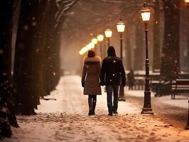 uma casal anda em baixa a rua dentro inverno noite, Visão a partir de a costas foto