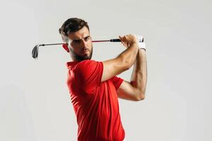 bonito jogador de golfe dentro vermelho camisa praticando com emoções em branco fundo. foto