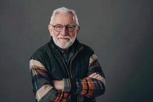 sorridente Senior homem com guardada mãos dentro estúdio retrato. foto