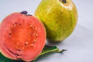 goiaba isolado. coleção do vermelho carnudo goiaba fruta com amarelado verde pele em uma folha isolado em uma branco fundo. foto