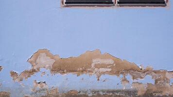 a velho azul concreto parede textura com resistido e estragado rachaduras a partir de umidade em superfície. foto