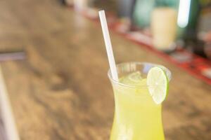 refrescante frio limonada com citrino sabor. a conceito do verão coquetéis em período de férias. foto