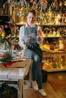 uma mulher dentro dela florista fazer compras coleta buquês do flores a conceito do uma pequeno negócios. buquês do tulipas para a feriado em marcha 8. foto