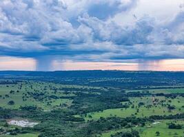 nuvens com chuva em a horizonte foto