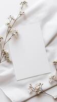 em branco branco papel e floral decoração foto