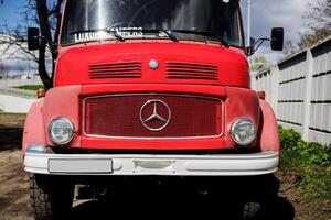 Minsk, bielorrússia, abril 18, 2024 - mercedes-benz velho vermelho caminhão. foto