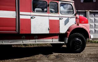 Minsk, bielorrússia, abril 18, 2024 - vermelho mercedes-benz 1113 foto