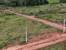 ai credo subdivisão para casas, sujeira estrada e poder postes foto