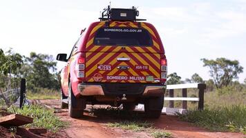 mineiros, Goiás, Brasil - 11 25 2023 bombeiro veículo dentro emas nacional parque foto