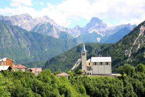 uma Visão do a austríaco montanhas dentro a verão foto