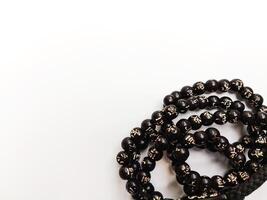 Preto tasbih - muçulmano oração miçangas isolado em branco fundo foto