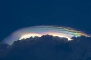surpreendente arco Iris nuvem em a céu. foto