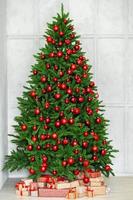 decorado com bugigangas brilhantes linda árvore de natal