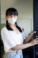 mulher asiática usando máscara de proteção