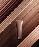 cena monocolor para apresentação de produto cosmético bb-creme. frasco cosmético em fundo abstrato de pedestal de cor nude. Renderização 3D. foto