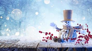 boneco de neve cumprimentando feliz sob a neve