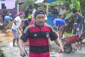 papua ocidental, indonésia, 11-7-21 aldeões consertam caminhos danificados foto