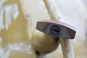 buraco da fechadura de um cadeado pendurado em uma grade. foto