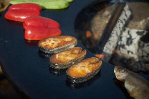 salmão bife é ser cozinhou em a grade com a aberto fogo foto