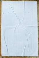 branco papel colado em uma cartão. abstrato rua poster textura maquetes foto
