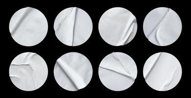 uma conjunto do em branco branco volta adesivo papel adesivo rótulo isolado em Preto fundo. foto