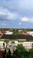 Visão do casa telhados com azul céu dentro residencial área foto