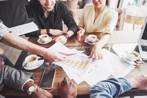 grupo de empresários vestidos casualmente, discutindo ideias. profissionais criativos reunidos para discutir as questões importantes do novo projeto de startup de sucesso. conceito de brainstorming de trabalho em equipe foto