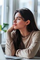 pensativo mulher contemplando enquanto trabalhando em computador portátil dentro uma cheio de plantas cafeteria durante dia foto