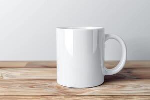 branco cerâmico caneca em uma polido de madeira mesa contra uma neutro fundo foto