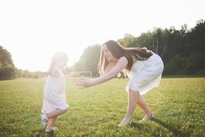 menina com a mãe em um dia ensolarado de verão. foto