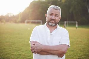 um homem idoso sorri e é feliz por natureza foto