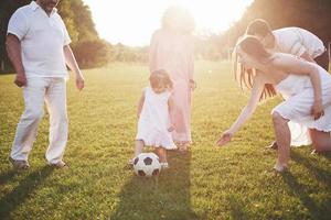 alegre família ativa se divertindo no campo num dia de verão. foto