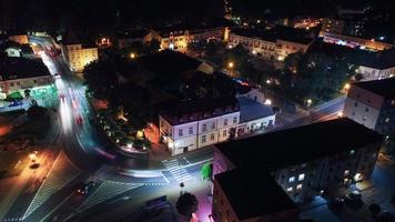 vista aérea da rua noturna na cidade polonesa foto