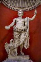 vaticano, 25 de setembro de 2018 - antiga estátua romana do imperador claudius do lanuvium na sala rotonda no museu pio-clementino nos museus do vaticano. é o maior complexo de museus do mundo.